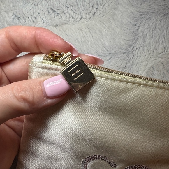 NEW CHANEL Coco Mademoiselle Bag Pouch Gold Charm Bottle Zipper Sequin Logo - Picture 5 of 7